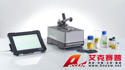 便攜式FT-IR光譜儀周圍有不同的測試樣品,平板筆記本顯示優(yōu)秀的FT-IR測量結(jié)果